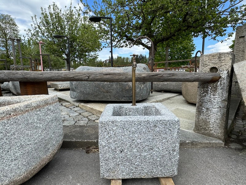 Gartenbrunnen Stein modern