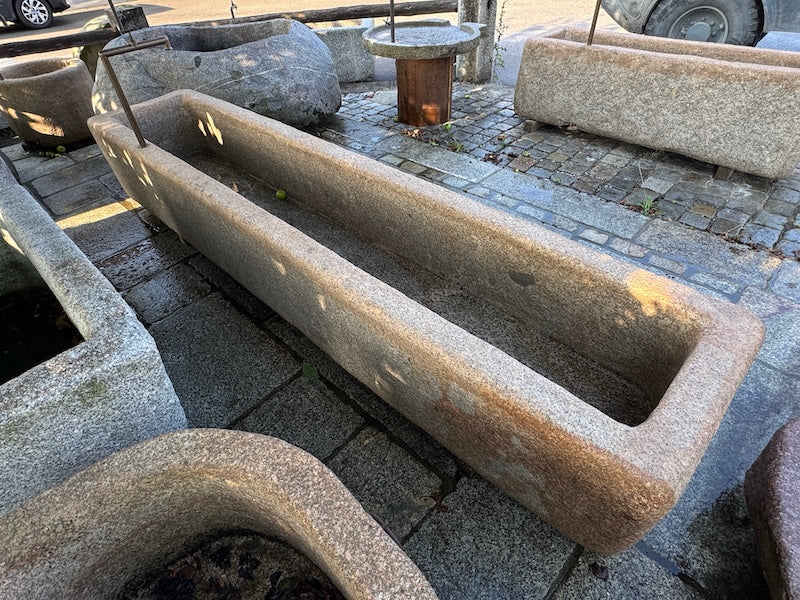 Großer Natursteinbrunnen Seitenansicht