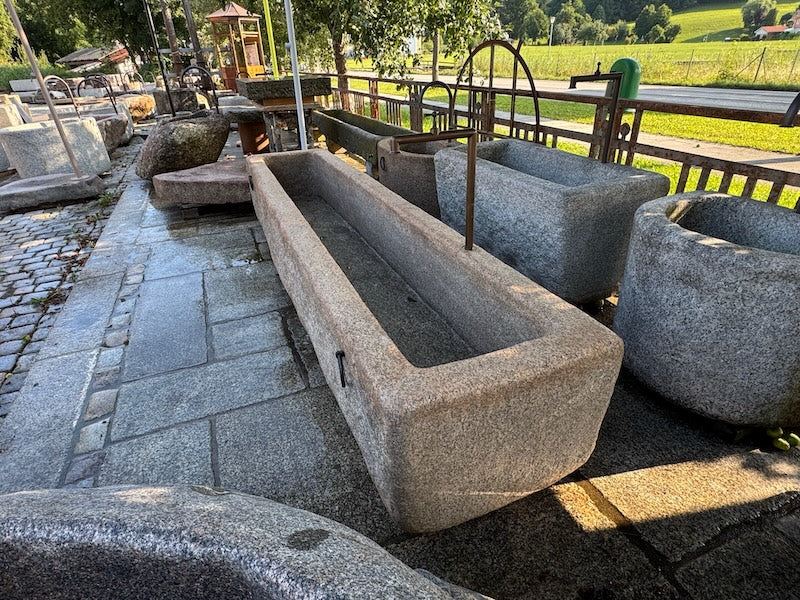 Großer Natursteinbrunnen