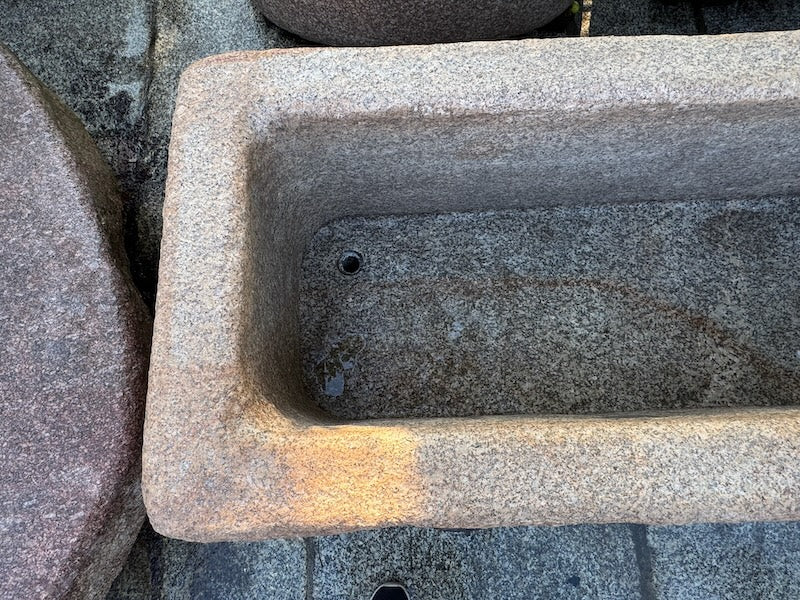 Großer Natursteinbrunnen heller Granit