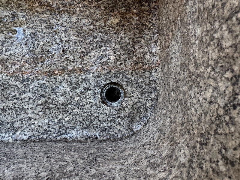 Großer Natursteinbrunnen