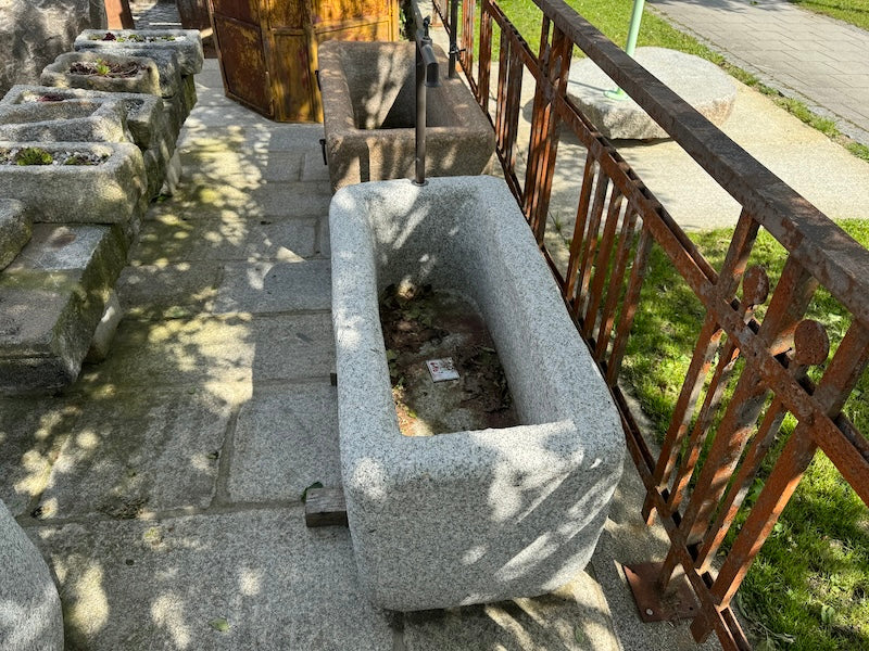 Eckiger Wassereinlauf beim Steinbrunnen Granit