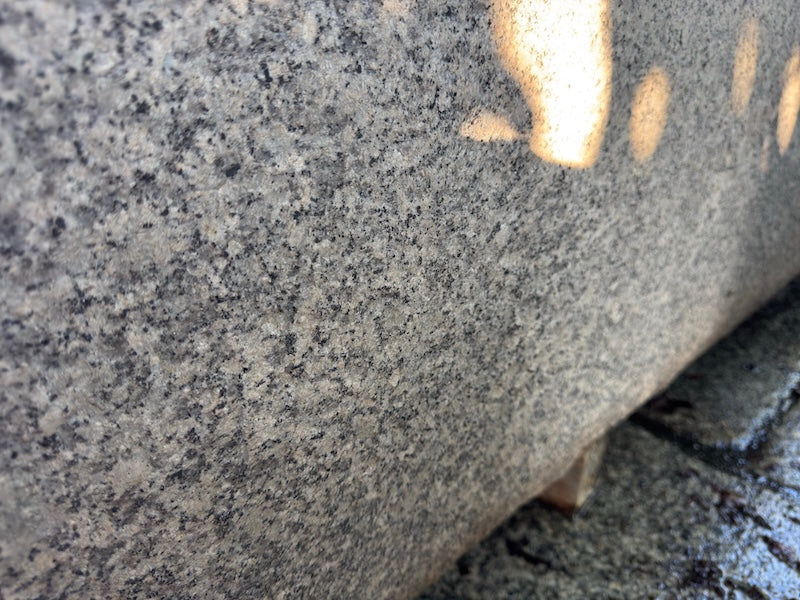 Großer Natursteinbrunnen mit Einschlüssen