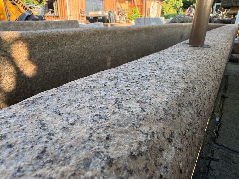 Großer Natursteinbrunnen Oberfläche