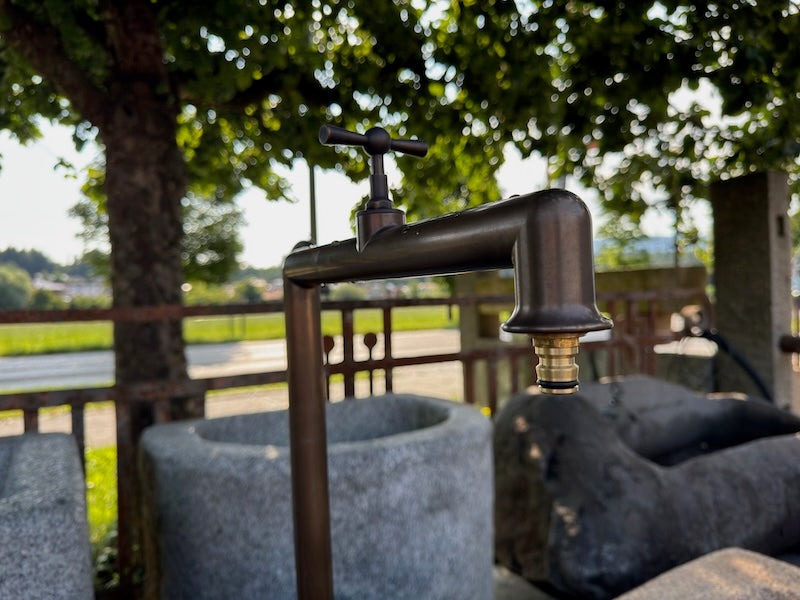 Großer Natursteinbrunnen