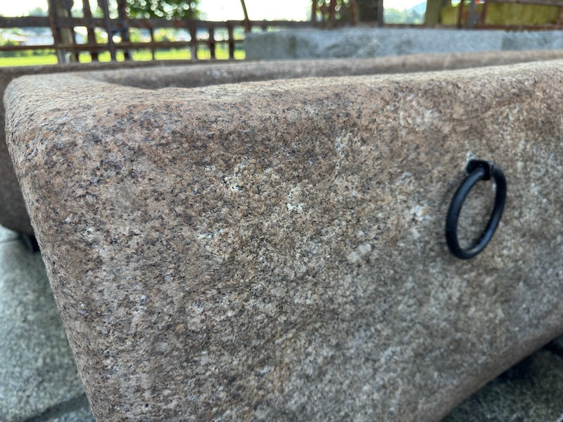 Großer Natursteinbrunnen