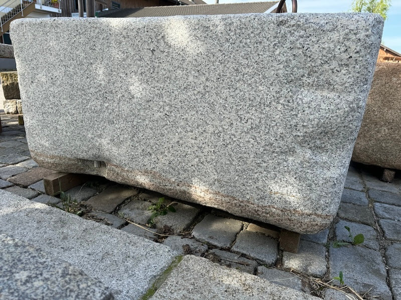 Steinbrunnen aus grauem Granit