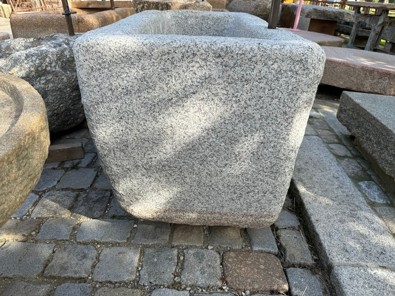 Steinbrunnen aus grauem Granit