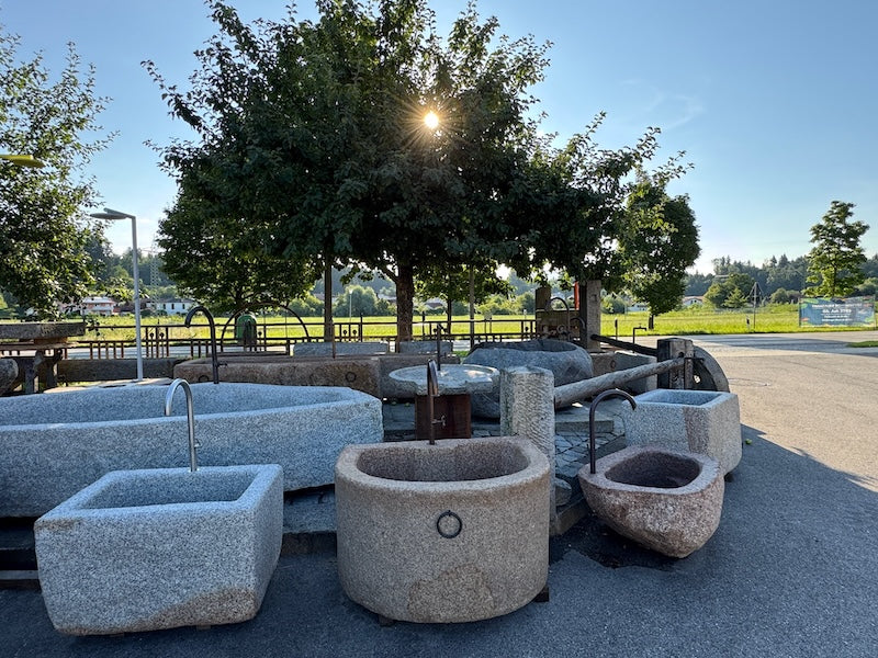 Wandbrunnen mit Wasserhahn und Handrad