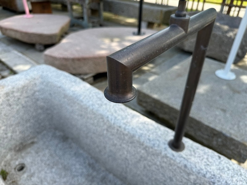 Steinbrunnen aus grauem Granit