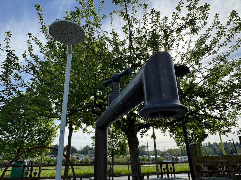Steinbrunnen aus grauem Granit