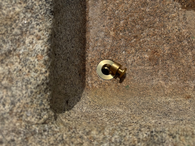 Historische Brunnen mit Flechten