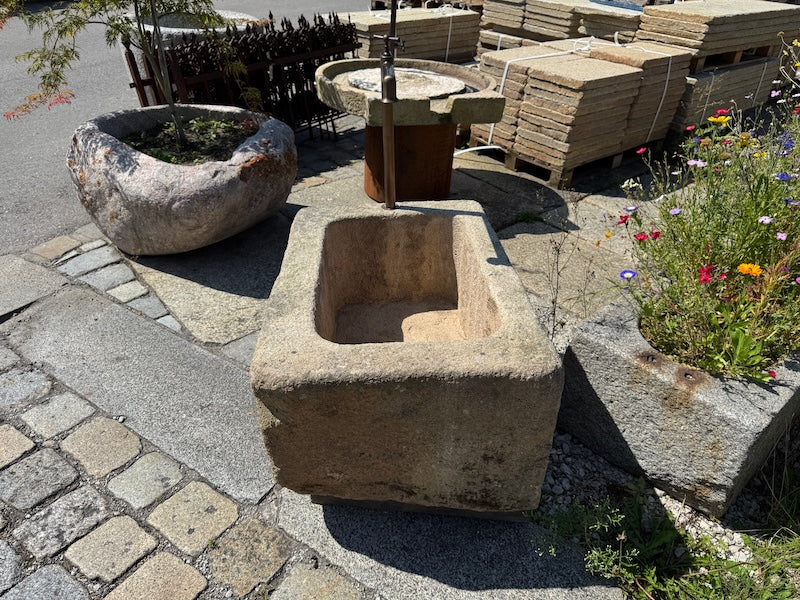 Kleiner Granittrog mit Einlauf