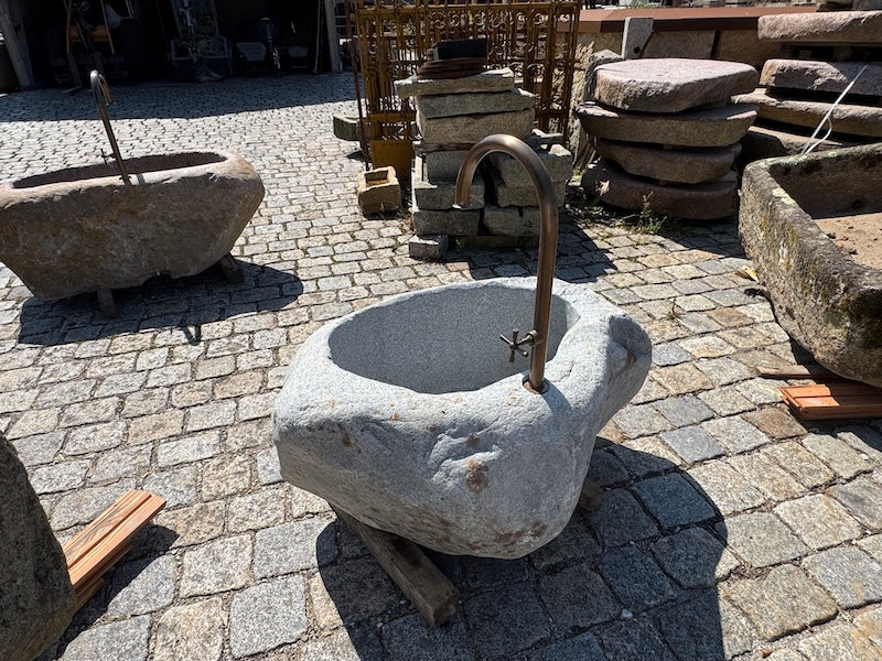 Findlingsbrunnen heller Granit
