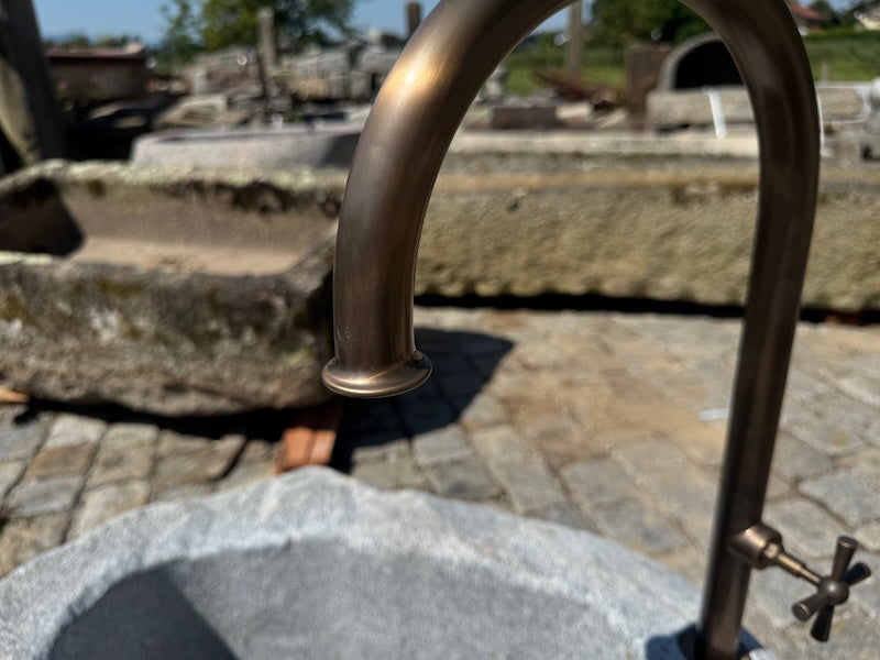 Findlingsbrunnen heller Granit mit Wassereinlauf