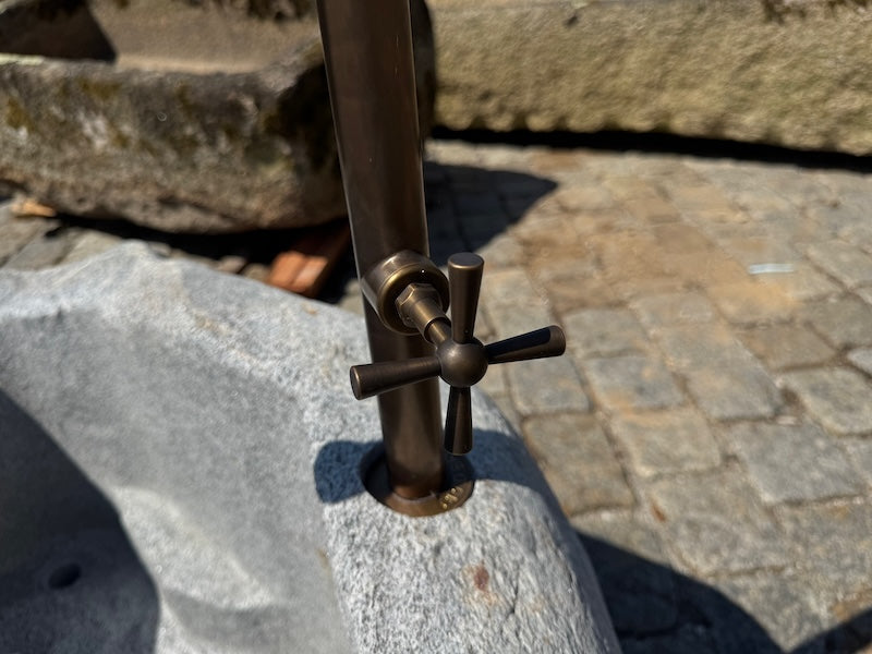 Findlingsbrunnen heller Granit