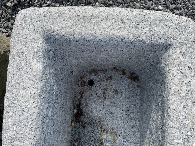 Natursteinbrunnen rechteckig mit Wasserauslauf