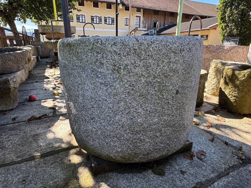 Runder Granitbrunnen mit Wassereinlauf