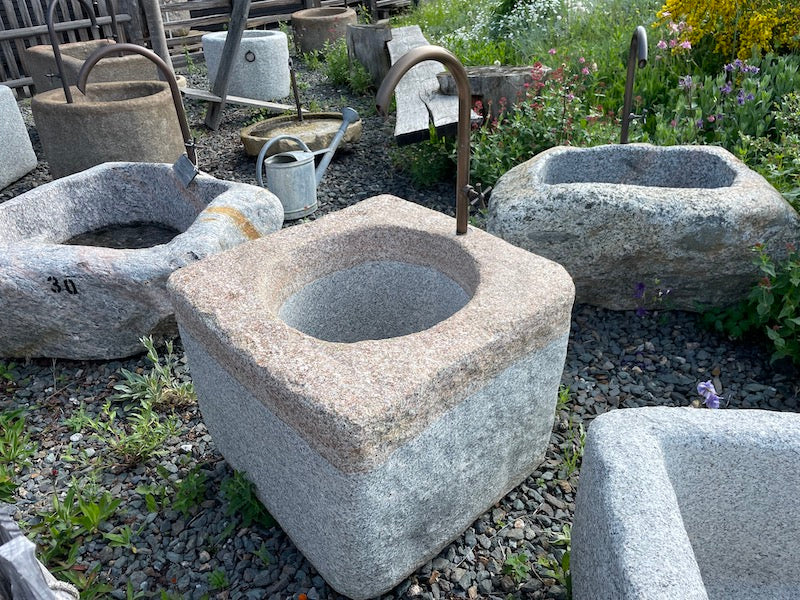 Quadratischer heller Granitbrunnen Oberfläche