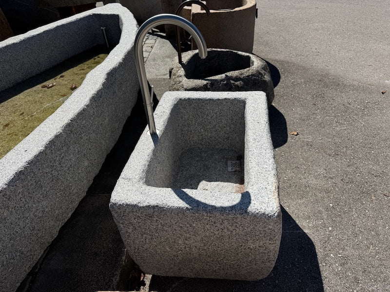 Steinbrunnen outdoor Rückansicht