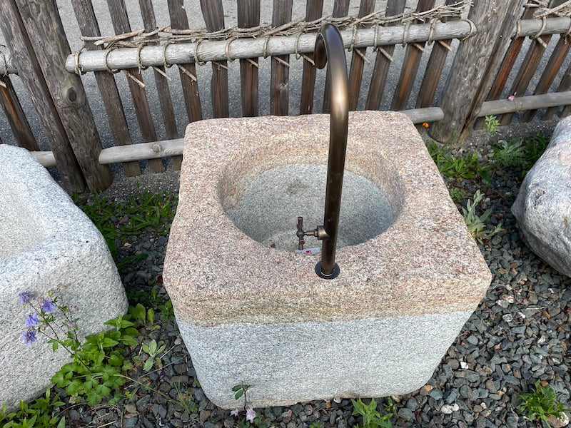 Quadratischer heller Granitbrunnen seitensicht