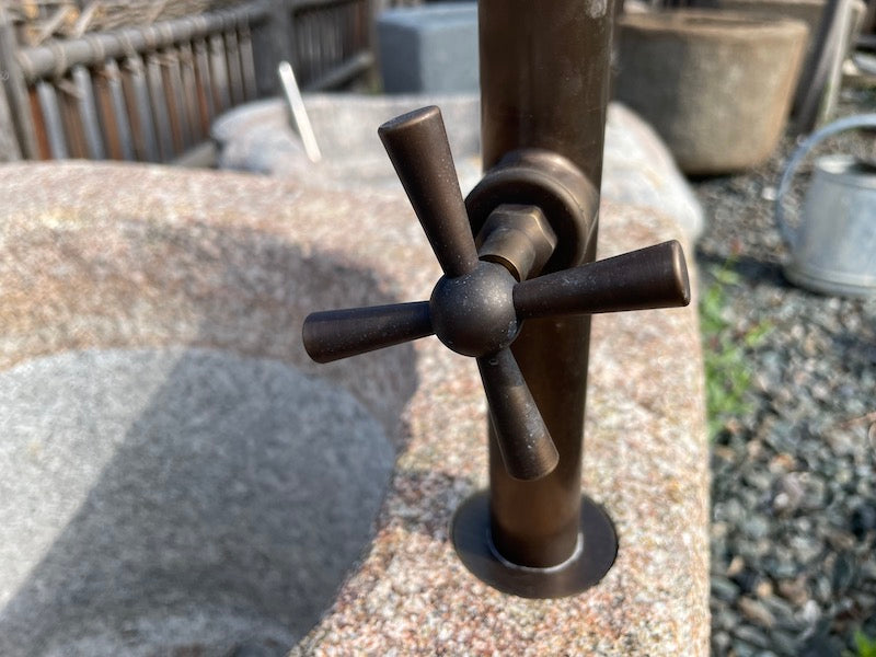 Quadratischer heller Granitbrunnen