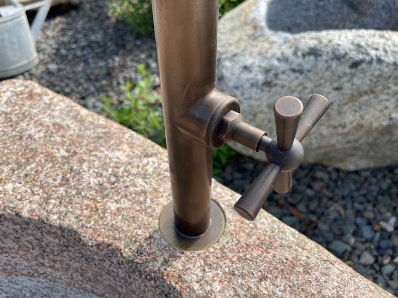 Quadratischer heller Granitbrunnen