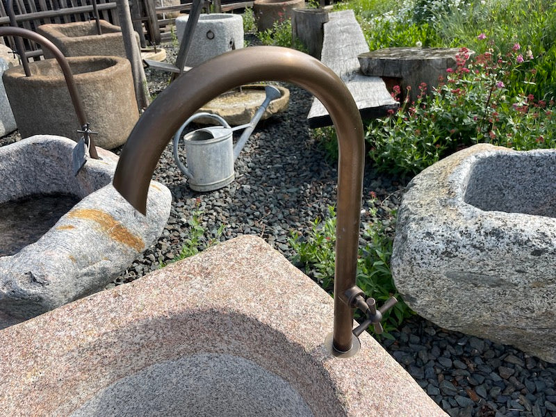 Quadratischer heller Granitbrunnen