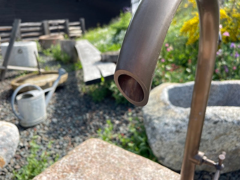 Quadratischer heller Granitbrunnen