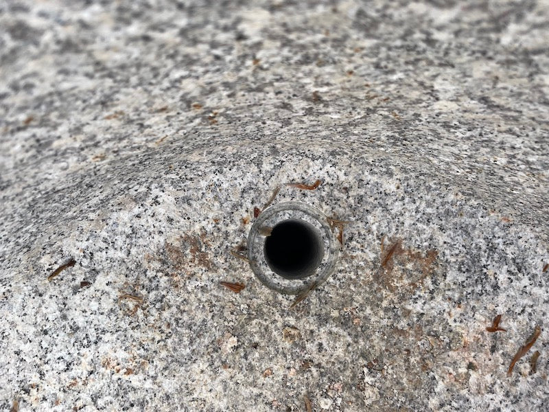 Quadratischer heller Granitbrunnen Bohrung