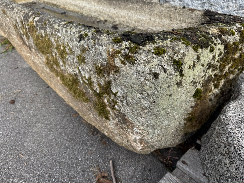 alter granitbrunnen rechteckig mit Patina