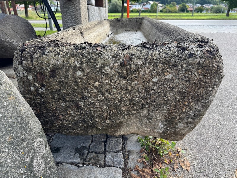 alter granitbrunnen rechteckig Detailansicht