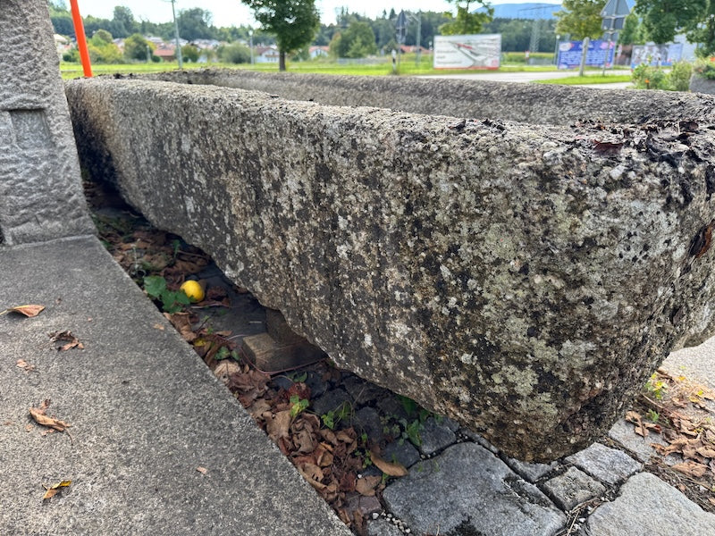 Alter Granitbrunnen rechteckig Detailansicht