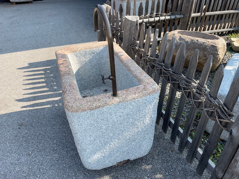 Granitbrunnen rechteckig mit Einlauf Rückansicht