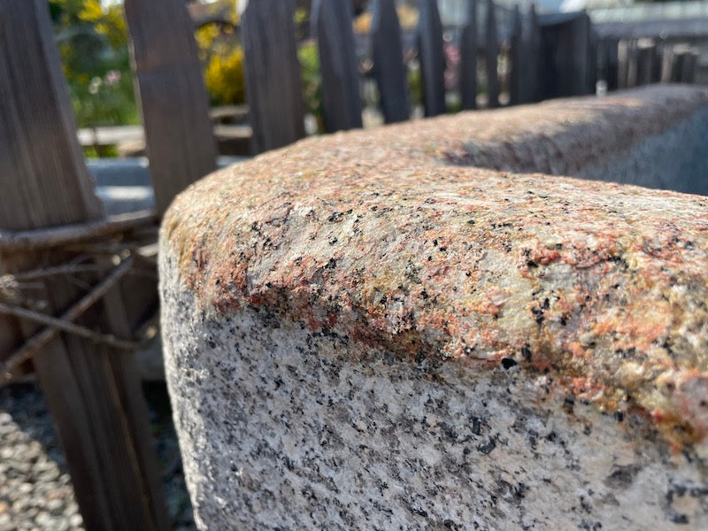 Granitbrunnen rechteckig mit Einlauf Detail Oberfläche