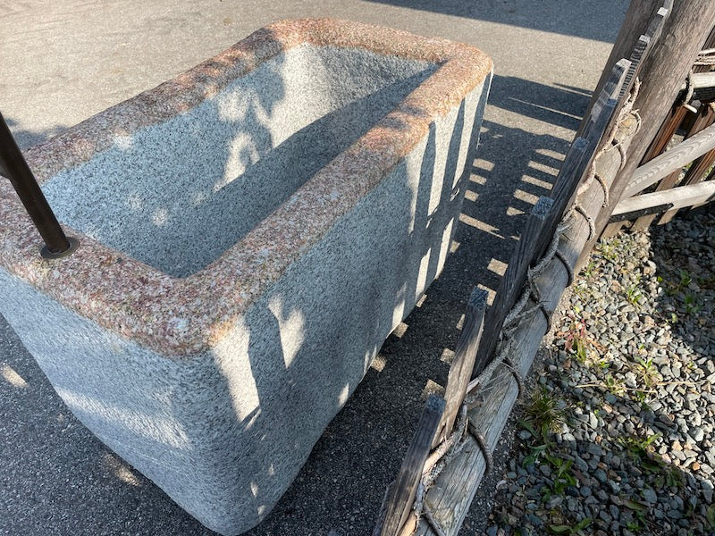 Granitbrunnen rechteckig mit Einlauf versenkt