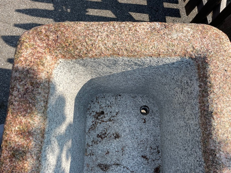 Granitbrunnen rechteckig mit Einlauf