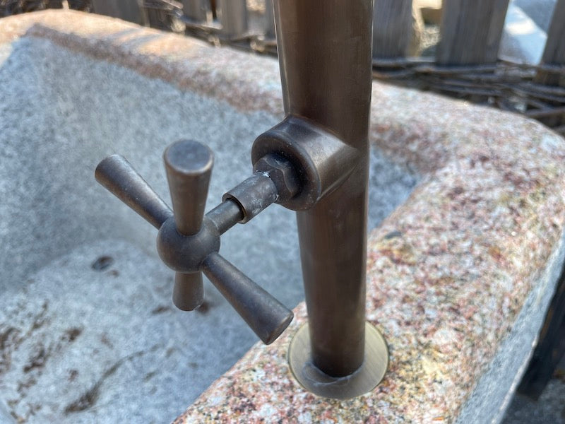 Granitbrunnen rechteckig mit Einlauf und Handrad