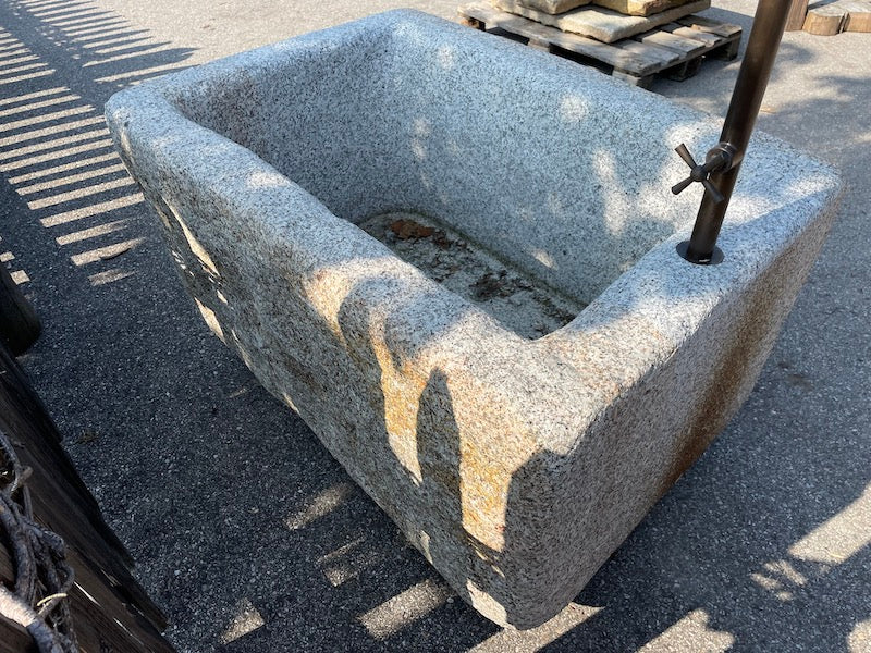 Kleiner Gartenbrunnen Rückansicht