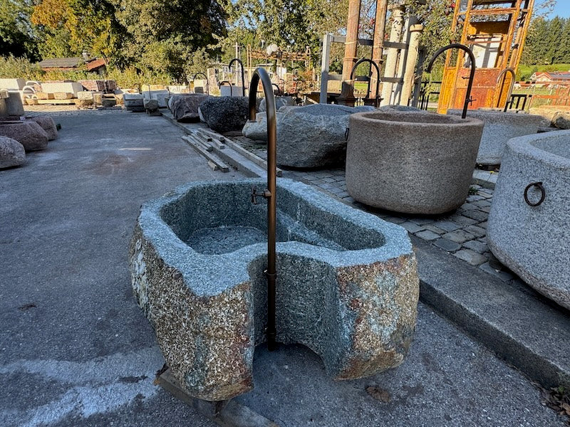 Großer Findlingsbrunnen grau