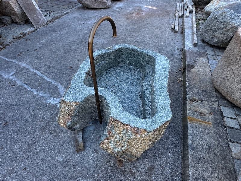 Findlingsbrunnen grau Seitenansicht