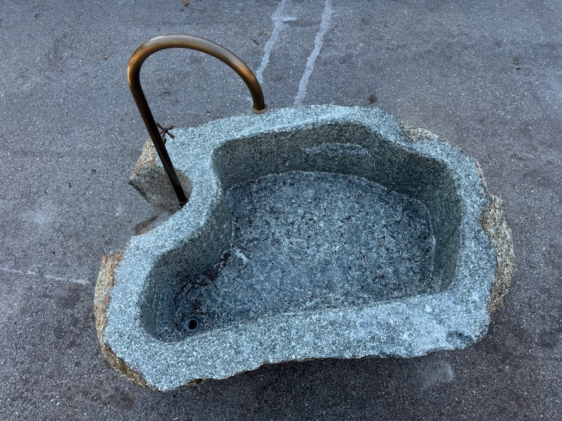 Findlingsbrunnen grau Handrad Wassereinlauf