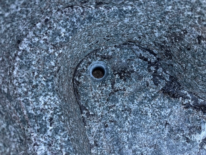 Großer Findlingsbrunnen grau