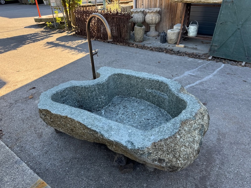 Großer Findlingsbrunnen grau