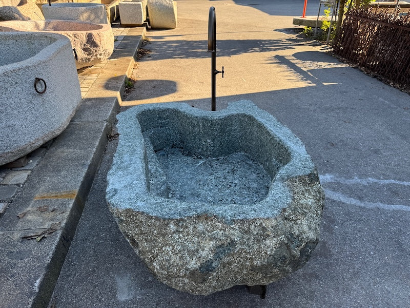 Gartenbrunnen modern Granitoberfläche