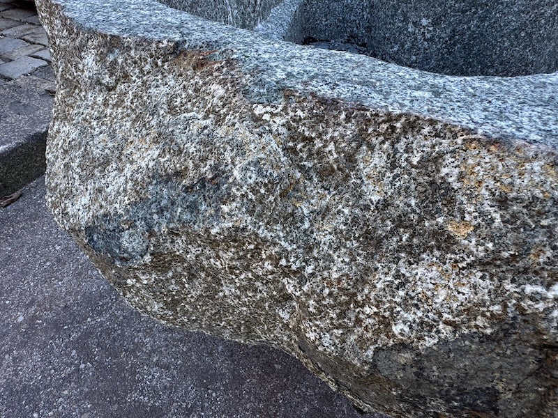 Großer Findlingsbrunnen grau