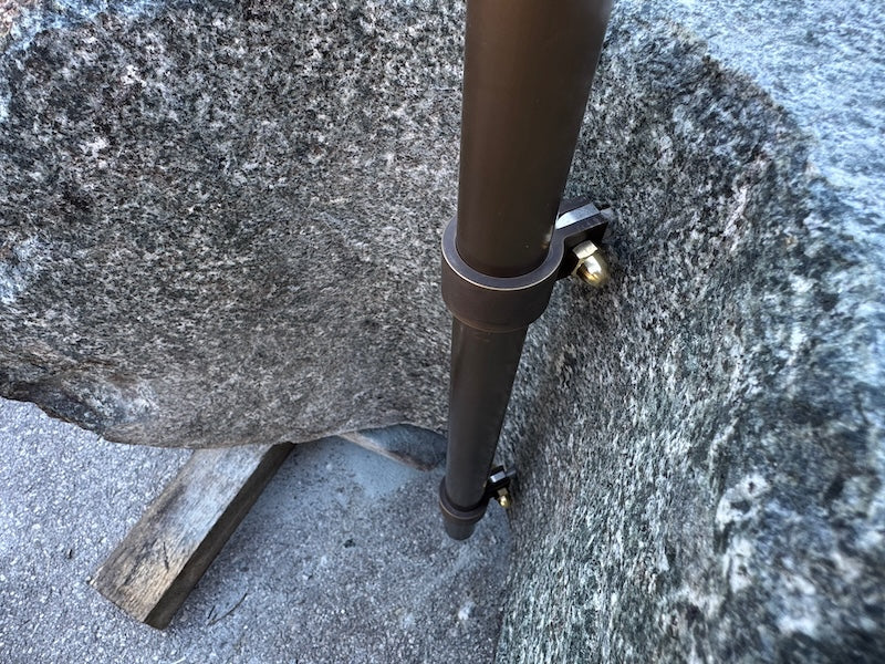 Großer Findlingsbrunnen grau