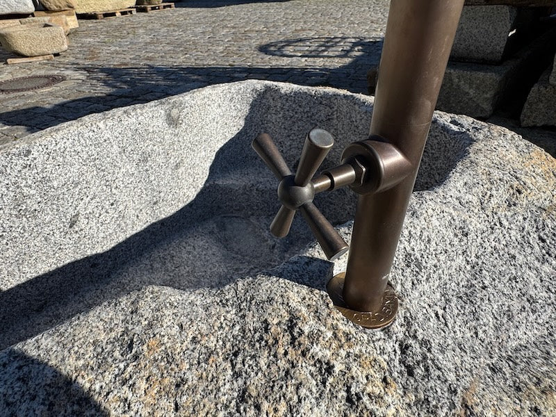 Findlingsbrunnen Messingwassereinlauf handgefertigt