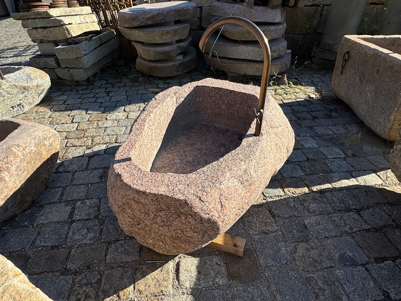 Großer roter Findlingsbrunnen