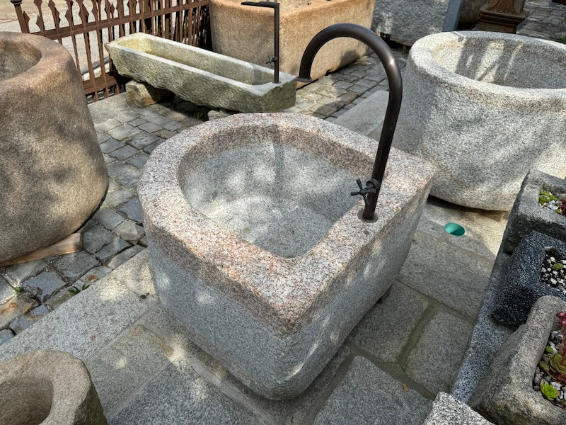 Granitbrunnen Garten mit Wassereinlauf und Handrad
